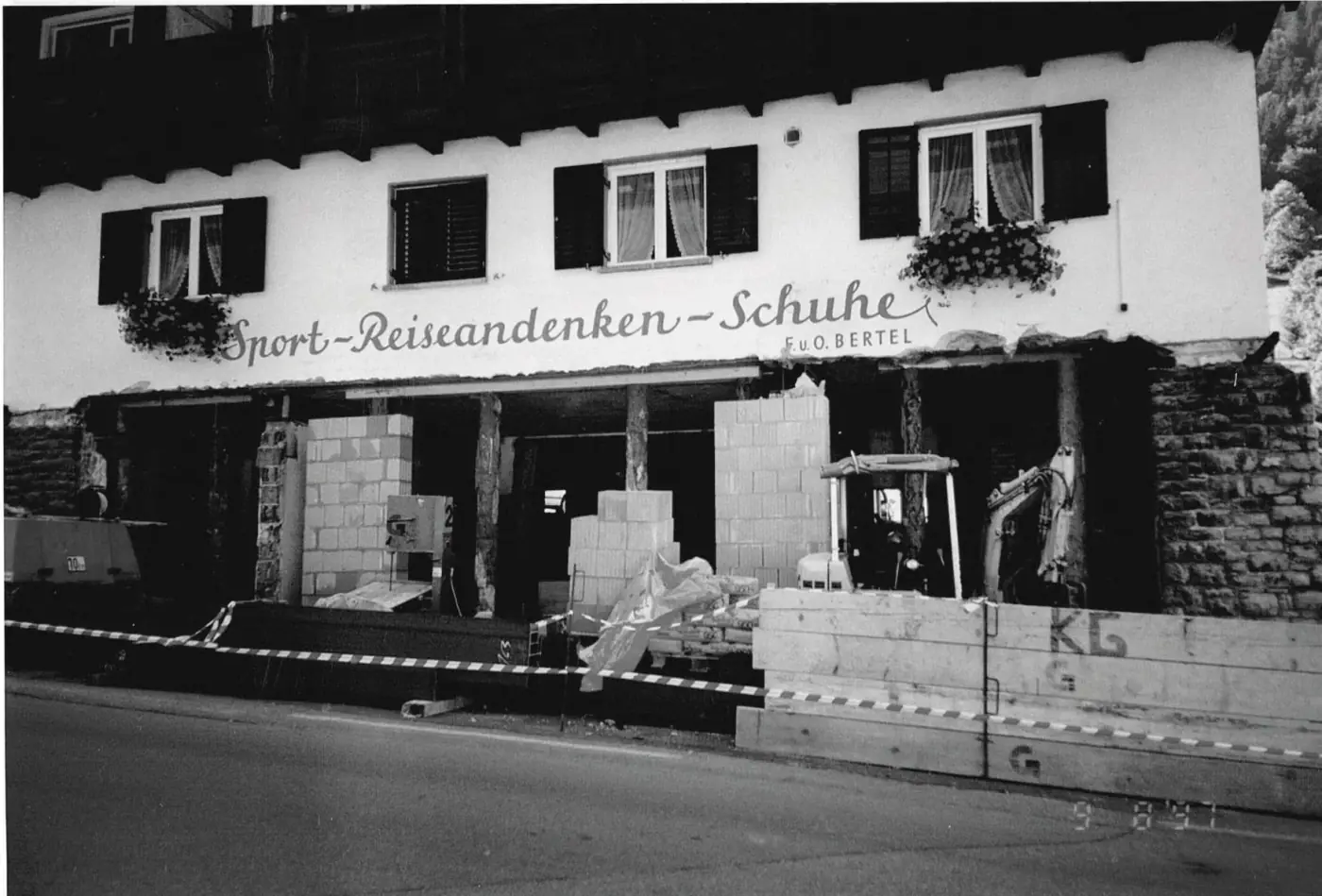 Das alte Geschäft „Sport · Reiseandenken · Schuhe F. Bertel“ in Brand